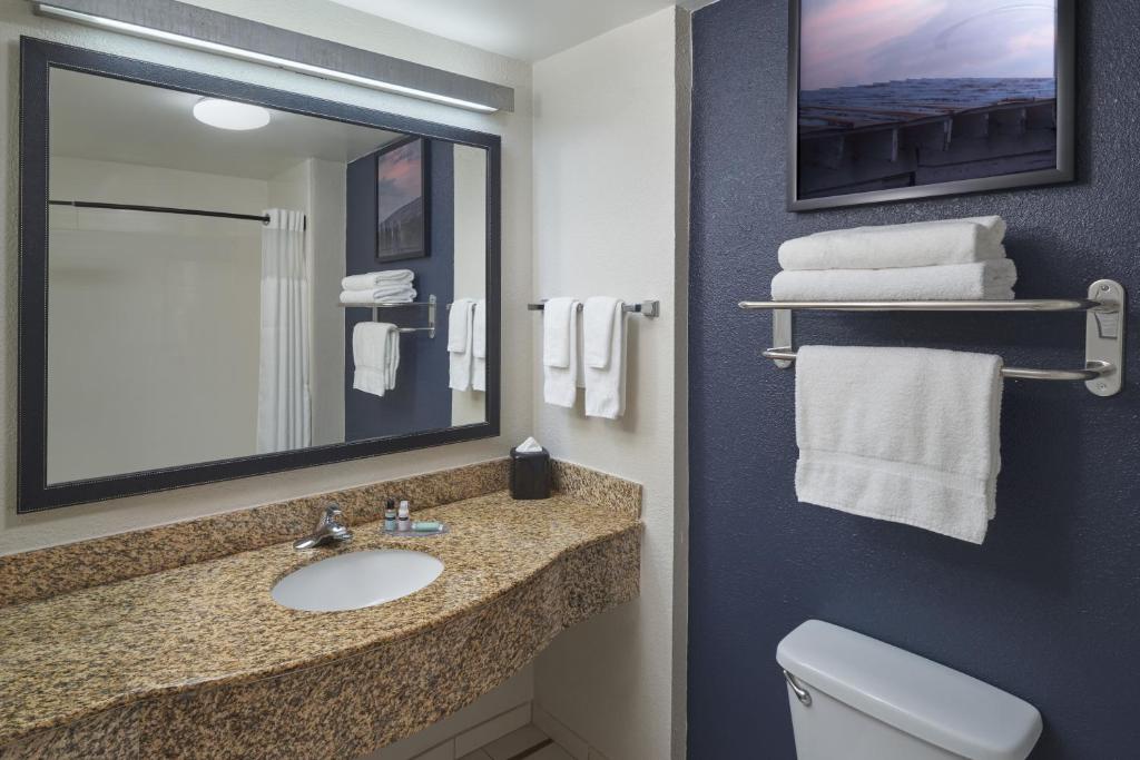 Fairfield Inn And Suites Orlando Eye Bathroom