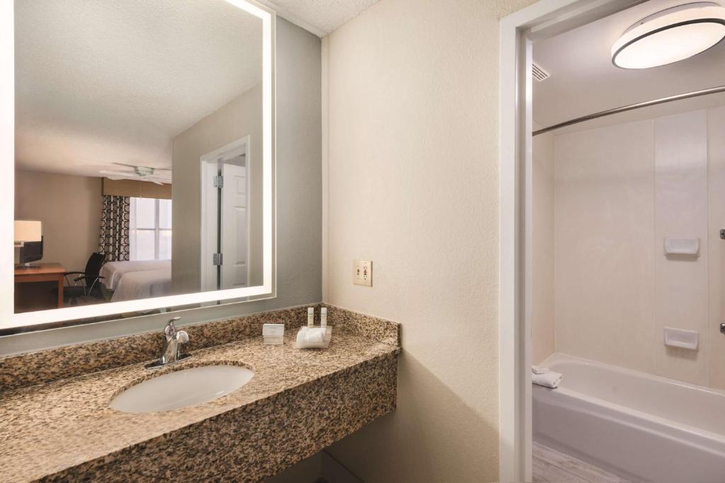 Homewood Suites Orlando Eye Bathroom