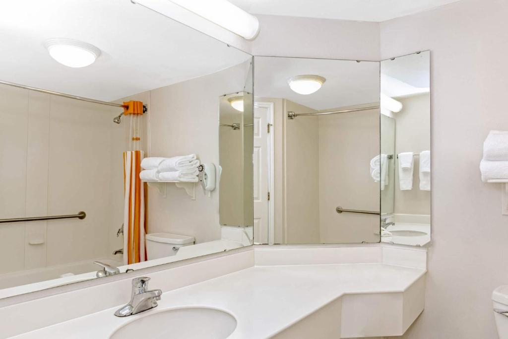 La Quinta Orlando Eye Bathroom