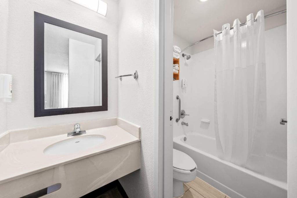 Quality Inn Orlando Eye Bathroom